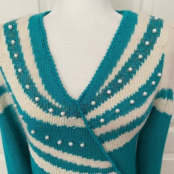 Lauren Cole Petites Faux Pearl Embellished V-Neck Sweater – Turquoise Cream Gold - Picture 3 of 10